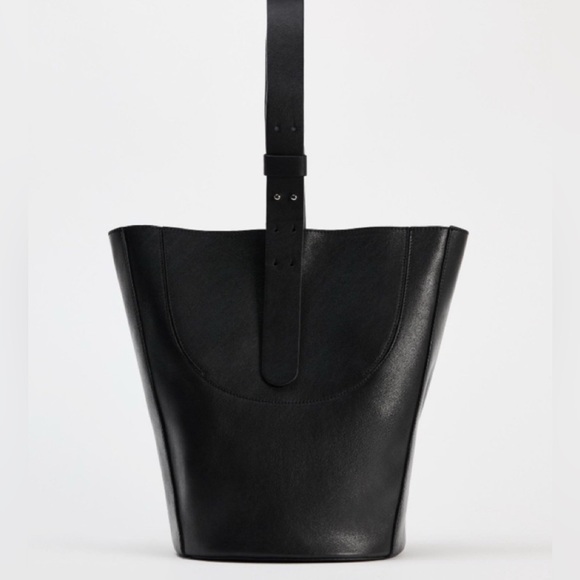 Zara Large Leather Bucket Bag
$239 - Picture 4 of 14